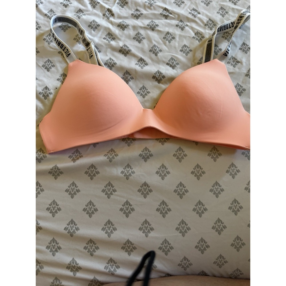 Victoria Secret Bra 32 B Peach Bra T-Shirt Lightly Lined Wireless MINT CT1